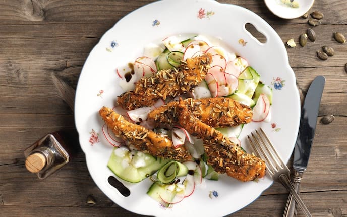 Backhendl, Kürbiskerne, Radieschen, Gurkenscheiben, Salat, Hauptspeise, Servus Rezept