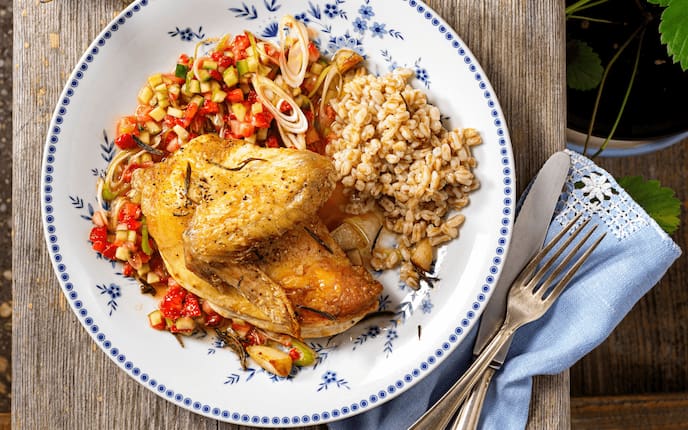 Hendlbrust mit feuriger Erdbeersauce, Rollgerste, Jungzwiebeln, Rosmarin, Teller, Serviette, Besteck