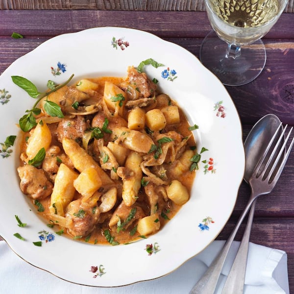 Ragout, Spargel, Huhn, Fleisch, Sauce, Paprika, Weißwein, Hauptspeise, Servus Rezept