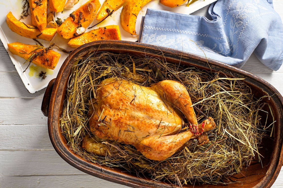 Huhn, Geflügel, Hendl, Brathuhn, getrocknetes Heu, Heu, Kürbisspalten, Hauptspeise, Rezept mit Fleisch, Servus Rezept
