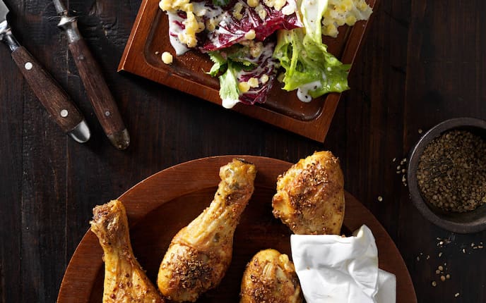 Salat, Besteck, Holzbrett, Holzteller, Hendlhaxn, Koriandersamen, Hauptspeise, Servus Rezept