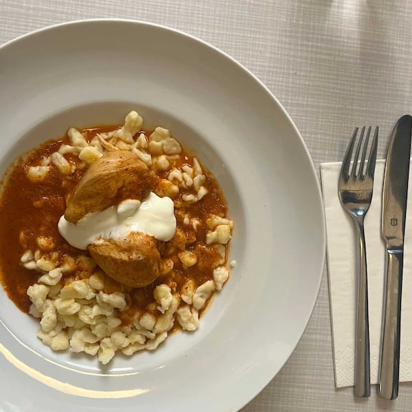 Paprikahuhn, Paprikahendl, Sauce, Paprikasauce, Spätzle, Sauerrahm, Hausmannskost, Servus Rezept, Servus kocht