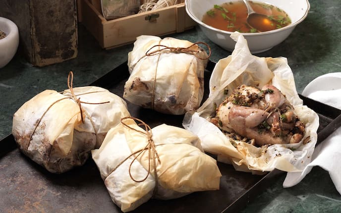 Rebhühner, in Papier gebraten, Rindsuppe, Kräuter, Backblech, Garn