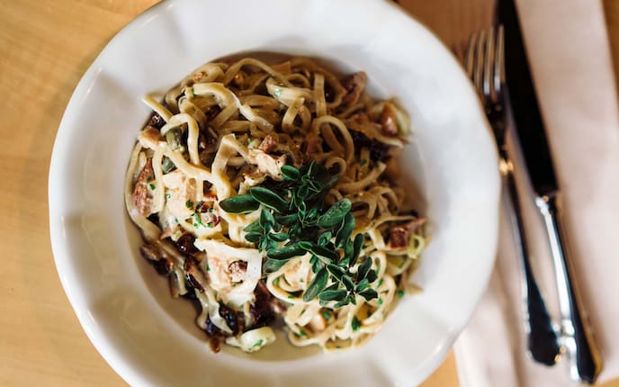 Königsberger Henne, sanft geräuchert, Vollkornnudeln, Petersilie, Wirtshaus-Rezept, Gedeck