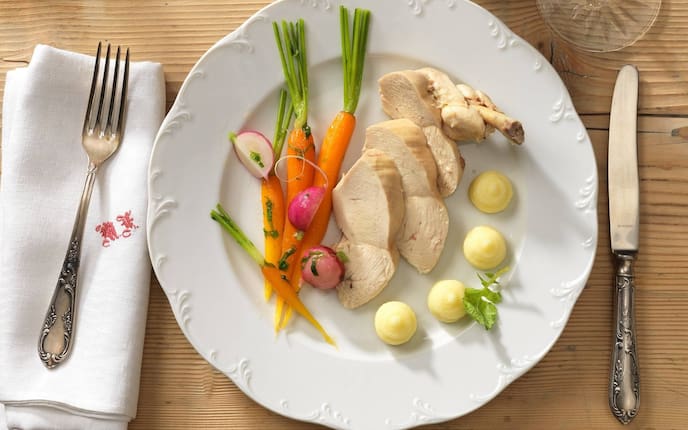 Hahnbrust, Karotten, Radieschen, Erdäpfelcreme, Besteck, Huhn, Hauptspeise, Servus Rezept