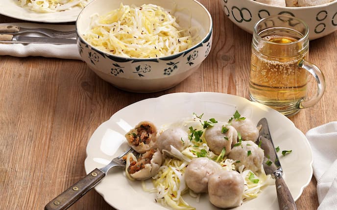 Innviertler Speck- und Grammelknödel, Most, Krautsalat, Kräuter, Gedeck