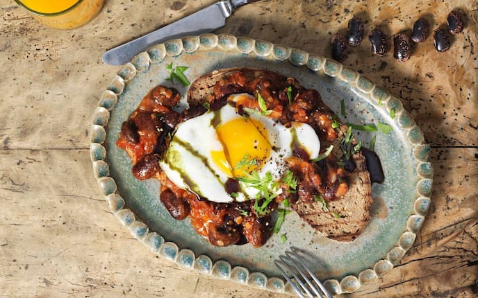 Käferbohnen, Paradeisersauce, geröstetes Brot, Spiegelei, Kernöl, Orangensaft, Frühstück, Servus Rezept
