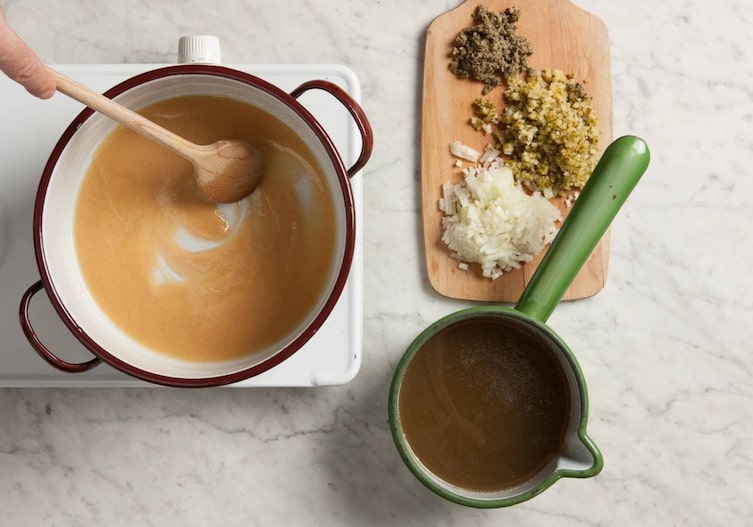 Zwiebel, Kalbsbeuschel, Topf, Kochlöffel, Herdplatte, Schneidbrett, Beuschelsud