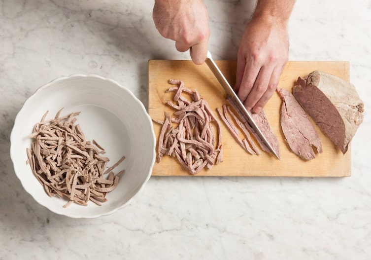 Herz, Lunge, Kalb, Messer, Schneidbrett, Schüssel, Hände