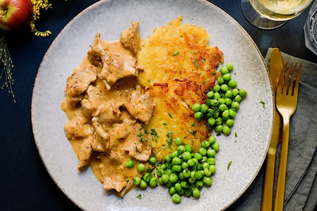 Kalbsgeschnetzeltes mit Erbsen und Rösti - 0:50 h - Rezept - Servus