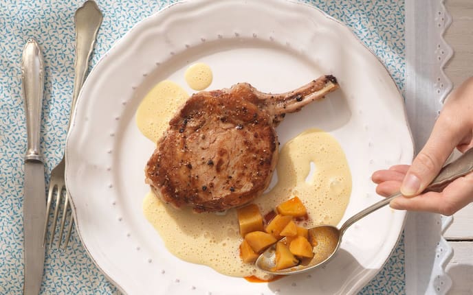 Kalbskotelett, Erdäpfel, Zitronensauce, Besteck, Löffel, Teller, Hand