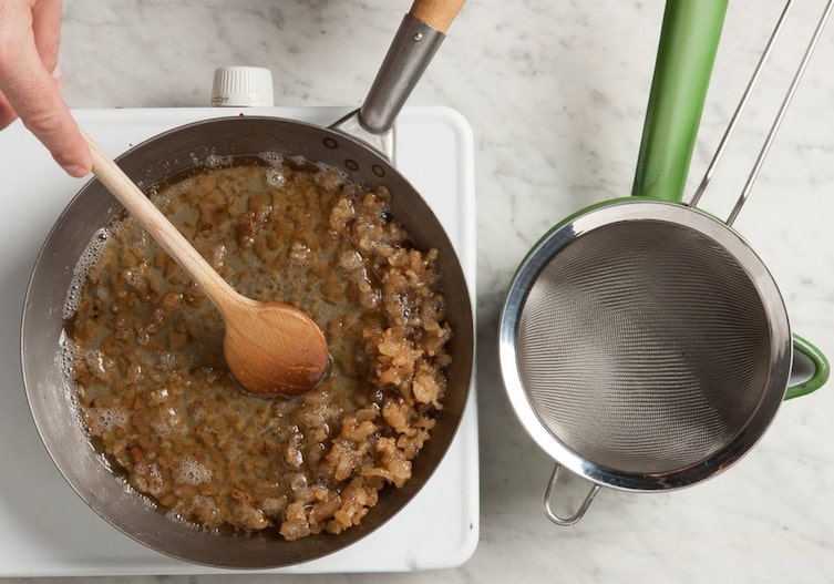 Sieb, Topf, Kochlöffel, Pfanne, Hand