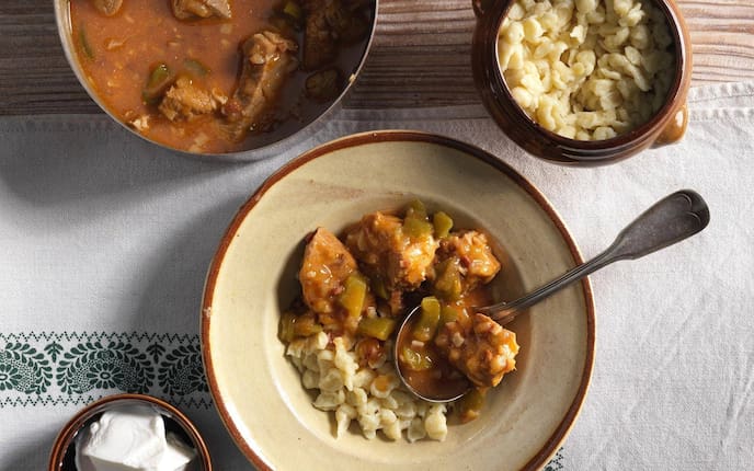 Kalbspörkölt, Nockerl, Gulasch mit Saft, Suppenteller, Sauerrahm, Hauptspeise, Servus Rezept