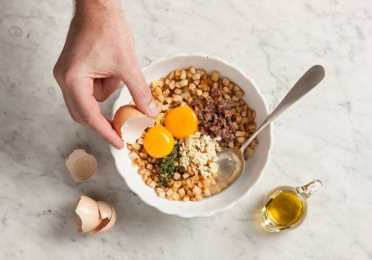 Eier, Semmelwürfel, Knoblauch, Kräuter, Schüssel, Löffel