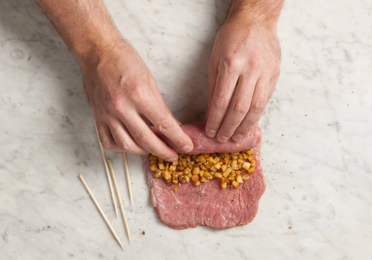 Kalbfleisch, Zahnstocher, Hände, Füllung