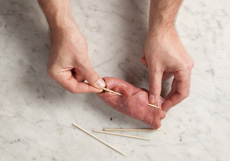 Kalb, Fleisch, Zahnstocher, Hände