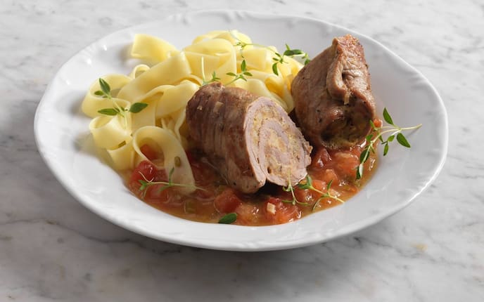 Kalbsrouladen, Bandnudeln, Sauce, Teller. Kalbfleisch