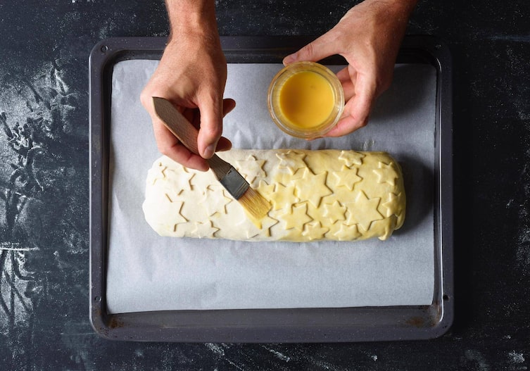 Backpapier, Backblech, Eigelb, Pinsel, Blätterteigrolle