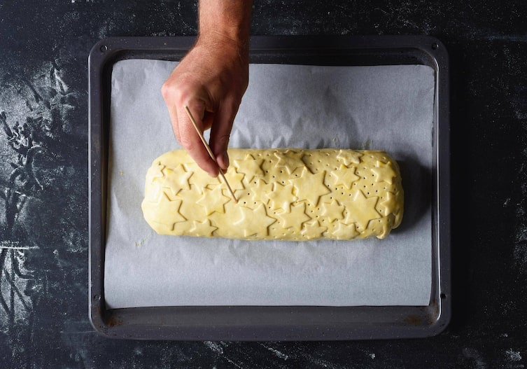 Blätterteigrolle, Backpapier, Backblech, Holzspieß