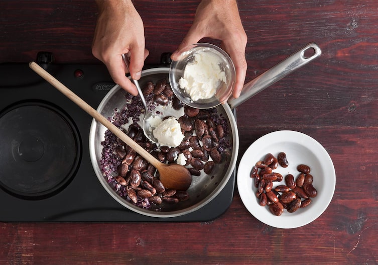 Herdplatte, Holzkochlöffel, Crème fraîche, Käferbohnen, Schüssel, Topf