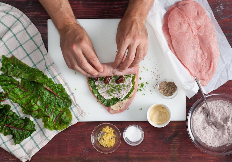 Mangold, Geschirrtuch, Hände, Brett, Kalbsroulade, Schüsseln, Löffel, Bohnen, Kalbsschnitzel