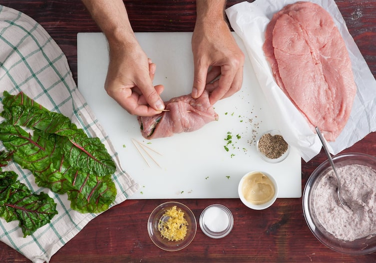 Mangold, Geschirrtuch, Brett, Schüsseln, Bohnenpaste, Löffel, Hände, Kalbsrouladen, Kalbsschnitzel