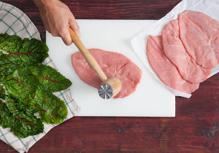 Mangold, Geschirrtuch, Schnitzelklopfer, Kalbsschnitzel, Brett