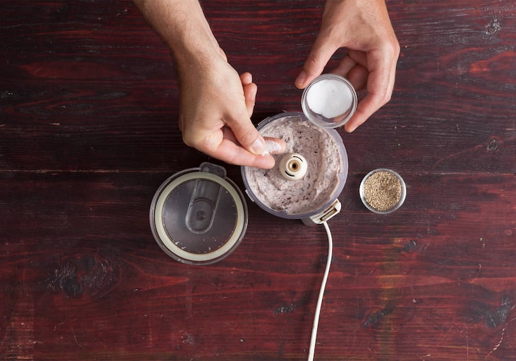 Mixer, Salz, Pfeffer, Bohnenpüree, Hände