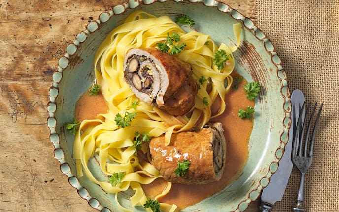 Bandnudeln, Sauce, Kalbsrouladen, Bohnen, Teller, Petersilie, Besteck, Hauptspeise, Servus Rezept