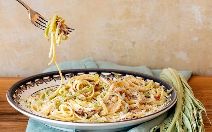 Spaghetti, Kardonen, Speck, Gabel, Teller, Zitrone