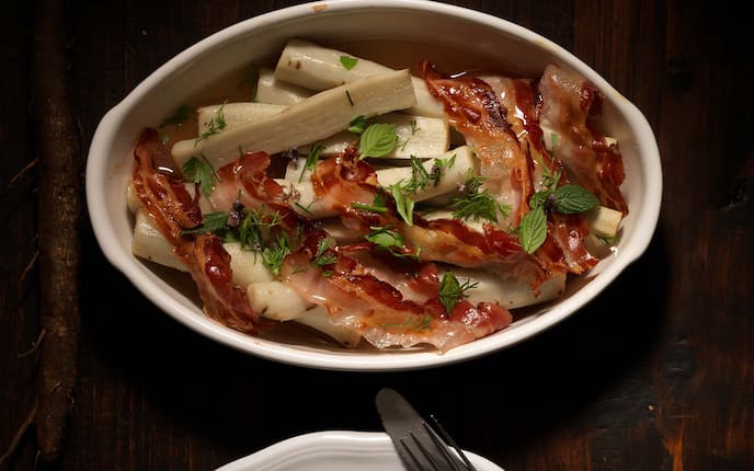 Klettenwurzeln mit Bauchspeck und Beifuss gebraten, Kräuter, Besteck, Aufflaufform