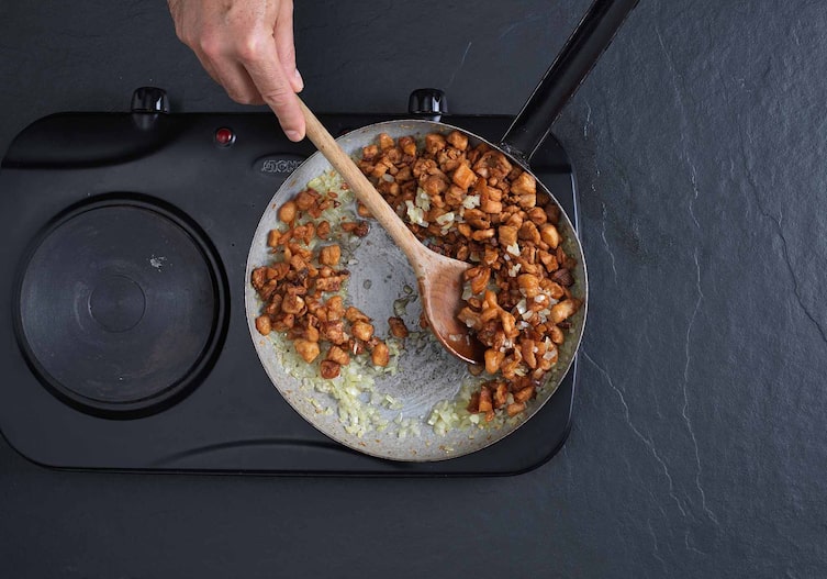 Grammelknödel, Kochschule, Kochplatte, Pfanne, Zwiebeln, Kochlöffel