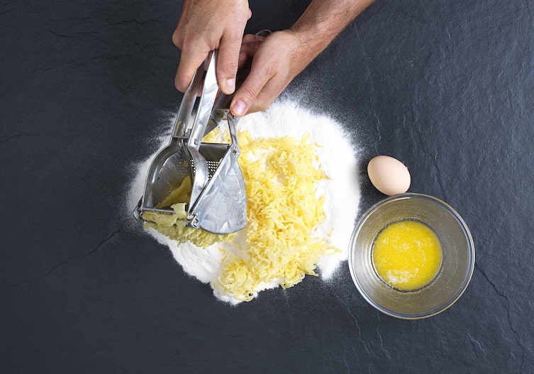 Grammelknödel, Kochschule, Ei, Mehl, Erdäpfeln, Schüssel, Erdäpfelpresse