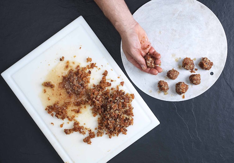 Grammelknödel, Kochschule, Teller, Zwiebeln, Schneidbrett