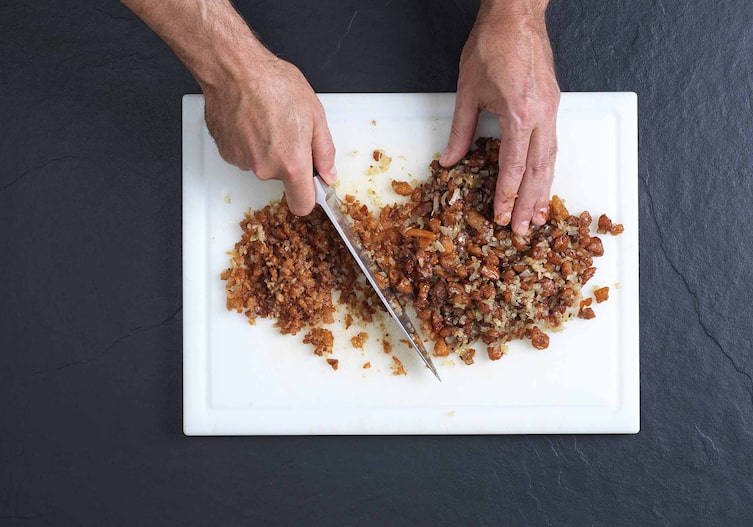 Grammelknödel, Kochschule, Schneidbrett, Messer, Zwiebeln