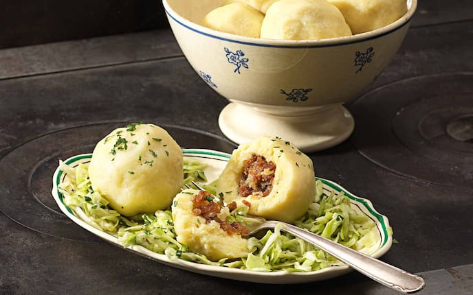 Grammelknödel, Kochschule, Tischherd, Schnittlauch, Sauerkraut, Krautsalat, Erdäpfel