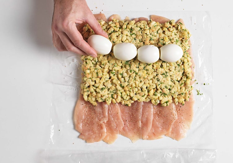 Hendlroulade mit Semmel-Eier-Fülle, gekochte Eier, Filets