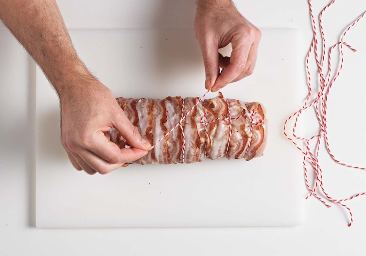 Hendlroulade mit Semmel-Eier-Fülle, Küchengarn, Speck