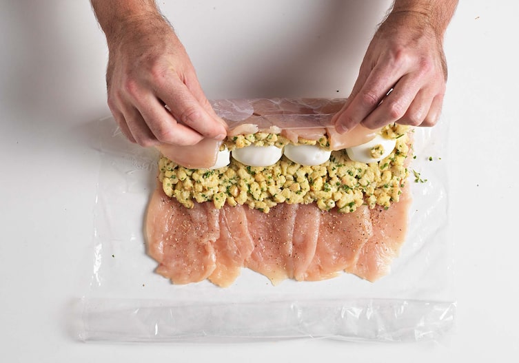 Hendlroulade mit Semmel-Eier-Fülle, Frischhaltefolie