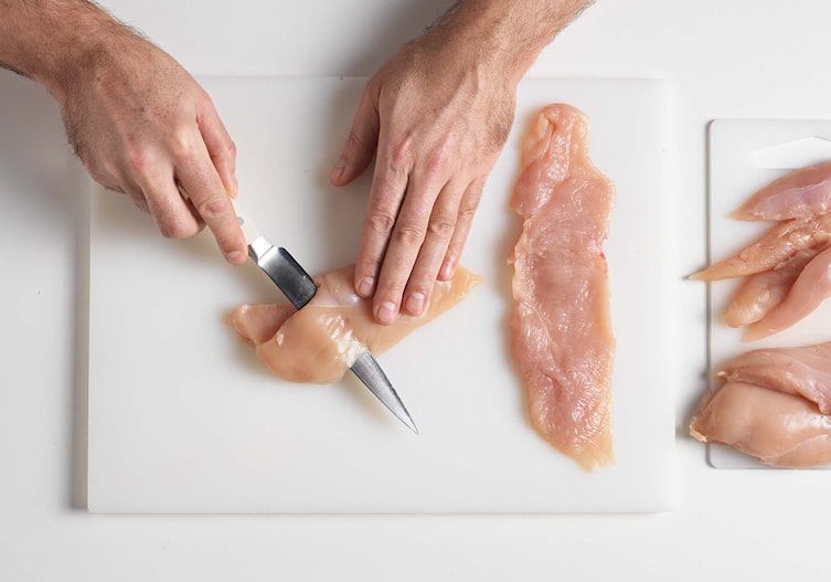 Hendlroulade mit Semmel-Eier-Fülle, Hendlfilets, Messer, Brett