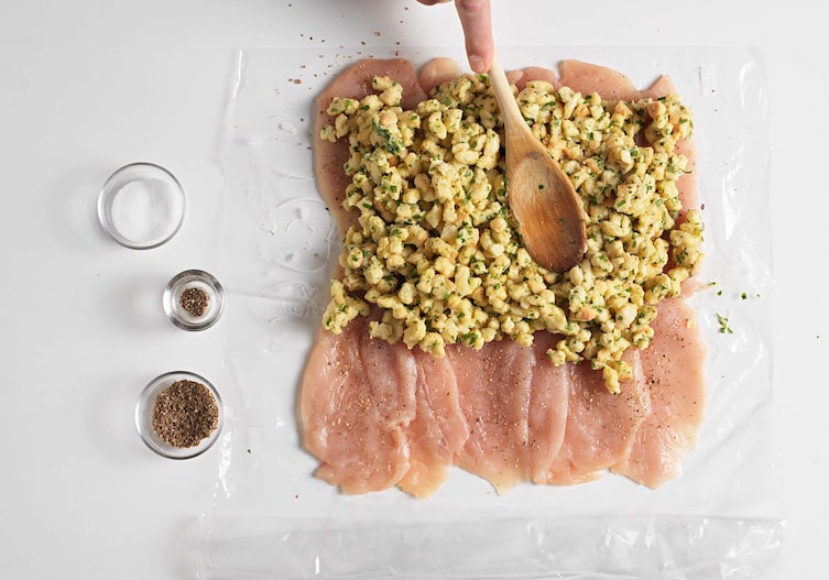 Hendlroulade mit Semmel-Eier-Fülle, Gewürze, Kochlöffel
