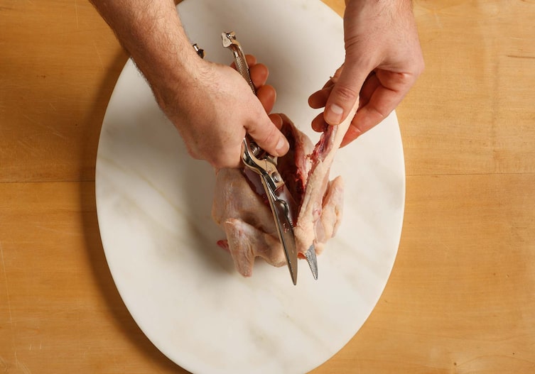 Stubenküken mit Apfelglasur, Stubenküken, Geflügelschere, Marmorplatte