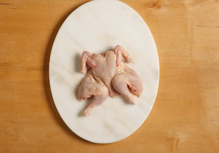 Stubenküken mit Apfelglasur, Stubenküken, Geflügelschere, Marmorplatte