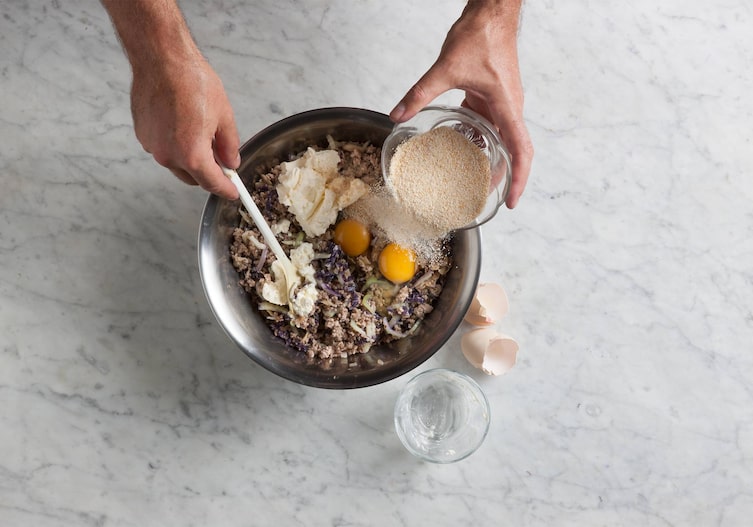 Crème fraîche, Bröseligere, Kochlöffel, Eier, Hände, Faschiertes, Schüssel,