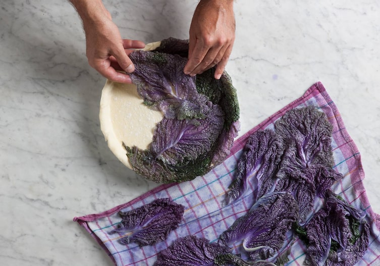 Chinakohl, Blätterteig, Geschirrtuch, Hände