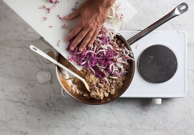 Herd, Pfanne, Kochlöffel, Kohl, Faschiertes, Brett, Hand