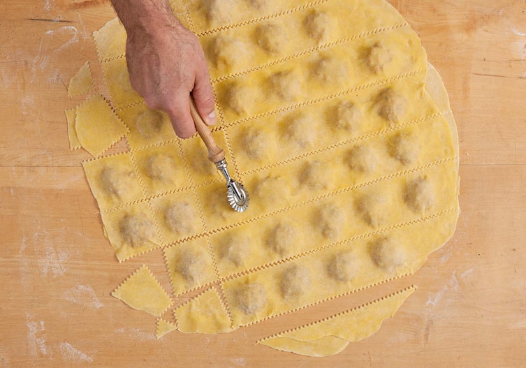 Nudeln mit Schweinefleisch und Minze gefüllt, Teigrad, Teig