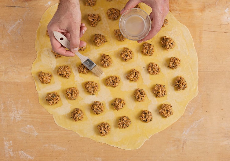 Nudeln mit Schweinefleisch und Minze gefüllt, Teig, Wasser, Füllung, Pinsel