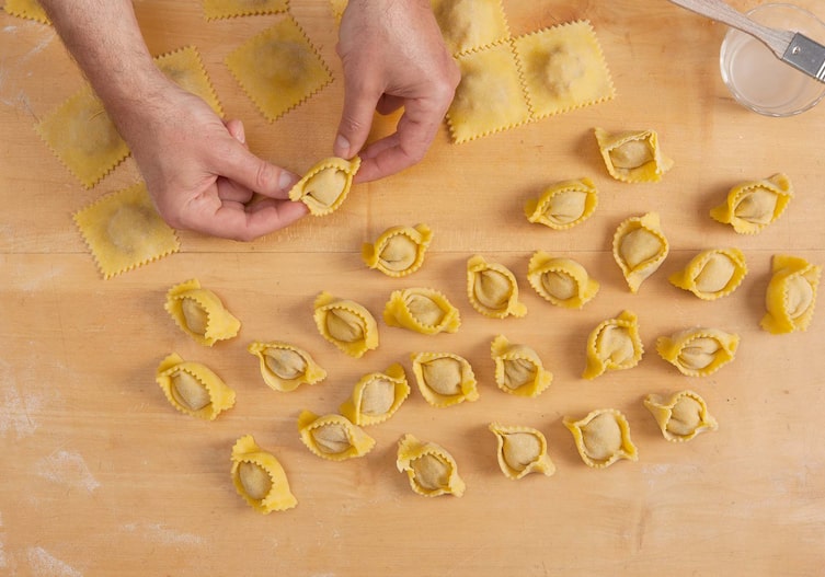 Nudeln mit Schweinefleisch und Minze gefüllt, Wasser, Pinsel, Schiffchen