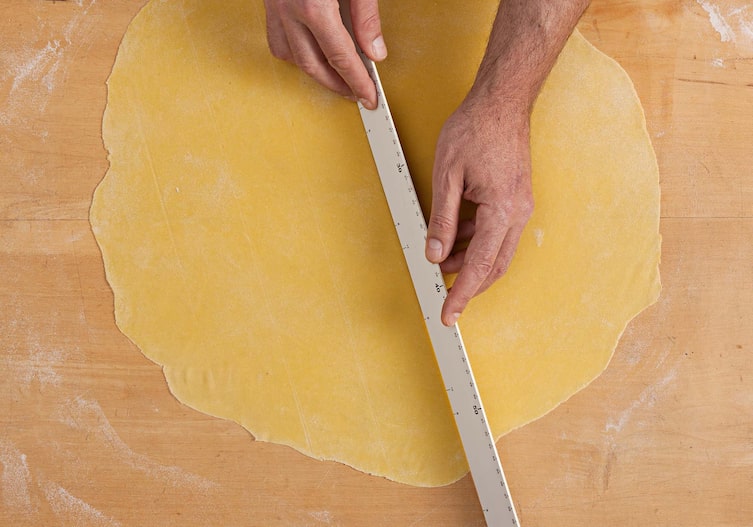 Nudeln mit Schweinefleisch und Minze gefüllt, Lineal, Teig